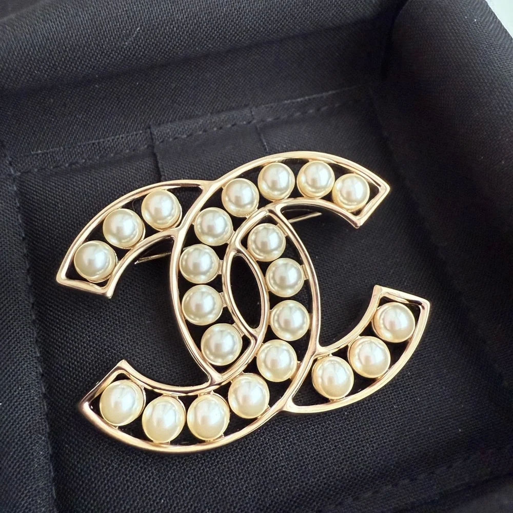 Chanel Pearl CC Gold Brooch - Picture 6 of 7